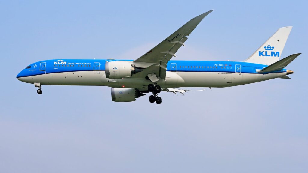Strike at Pakistani Airlines Cripples Air Traffic, Leaves Thousands Stranded