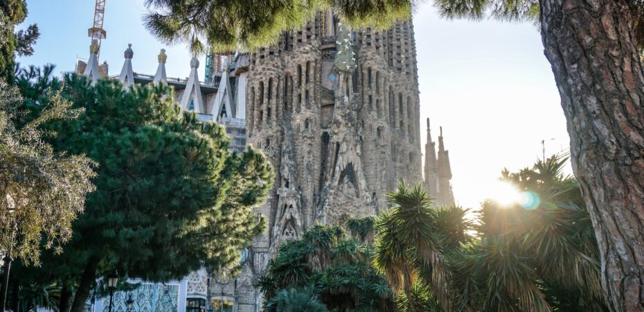 Fire at Gaudiâ€™s Sagrada Familia Sparks Evacuation of Tourists