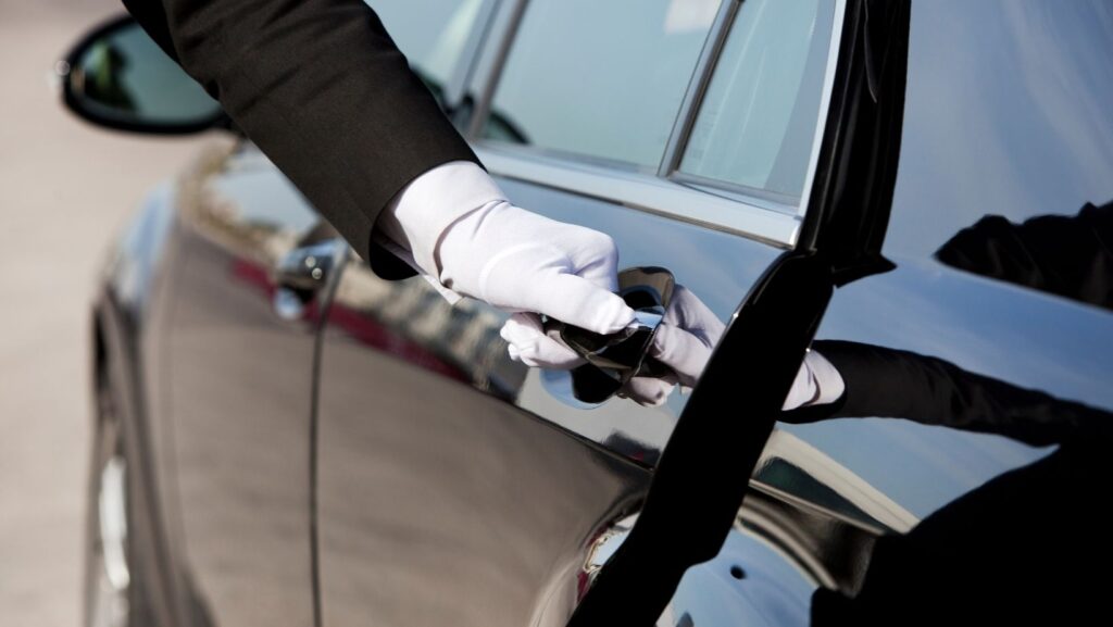 The Benefits of Using a Chauffeur Service to Get You to an Event