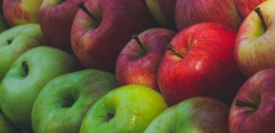 why is apple-flavoured food color is green, not red?