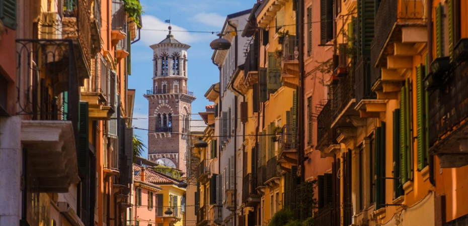 Via Mazzini in Verona, the historic street where the vision of the Statue of Peace was born, bustling with shops and cultural heritage, reflecting the city’s role as a birthplace of hope, unity, and artistic expression